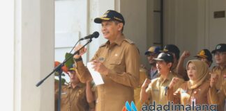 Pj Wali Kota Malang, Dr. ir. Wahyu Hidayat, MM saat membacakan Deklarasi Netralitas ASN Pemkot Malang
