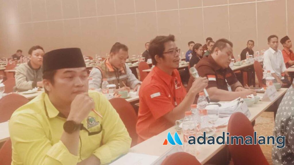 Saksi PDIP Abdi Edison saat menyampaikan keberatan dan permintaan rekapitulasi ulang (Foto : Agus Yuwono)