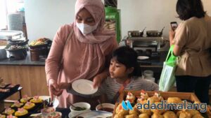 Salah satu pengunjung tengah mencoba menu paket Iftar Package untuk hari Minggu (Foto : Agus Yuwono)