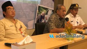 Kepala BPJS Kesehatan Cabang Malang, dr Roni Kurnia Hadi Permana saat memberikan pernyataan kepada wartawan siang hari tadi (Foto : Agus Yuwono)