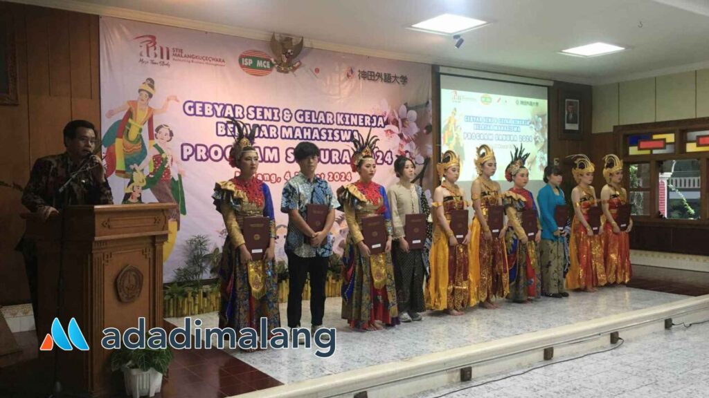 Pendamping Mahasiswa Kanda University, Prof. Suyoto memberikan sambutan bersama para mahasiswa peserta program Sakura 24 (Foto : Agus Yuwono)