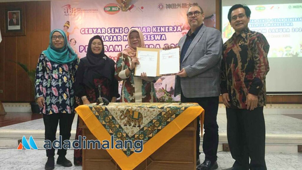 Penandatanganan MoU antara kampus STIE Malangkuçeçwara dengan Balai Bahasa Jawa Timur (Foto : Agus Yuwono)