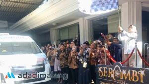 Kepala Kantor Perwakilan Bank Indonesia (KPwBI) Malang, Febrina memberangkatkan Mobil Kas Keliling yang akan melayani penukaran uang baru layak edar di wilayah Malang Raya dan sekitarnya (Foto : Agus Yuwono)