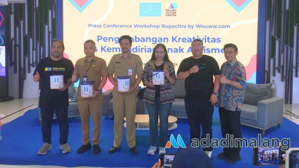 Para pelaksana kegiatan pelatihan Citra Rupa berfoto bersama dengan Perwakilan tiga Pemerintah Daerah di Malang Raya usai pelaksanaan pelatihan di Malang Creative Center (Foto  Agus Yuwono) 