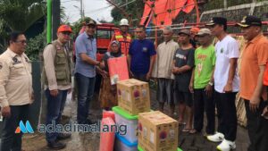 Pj Wali Kota Malang, Dr. Ir. Wahyu Hidayat, MM, menyerahkan bantuan kepada enam keluarga yang dterdampak bencana longsor (Foto : Agus Yuwono)