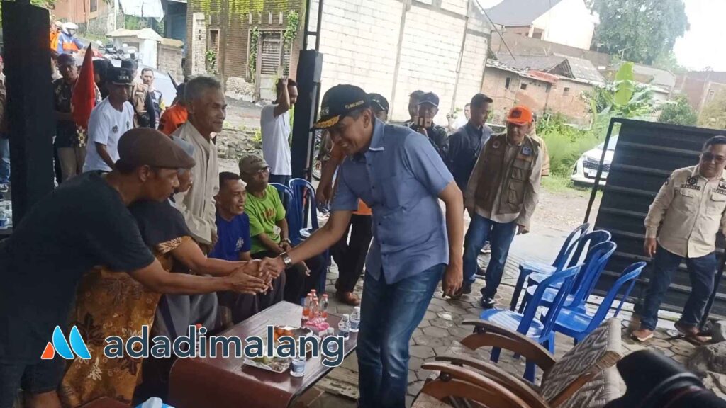 Pj Wali Kota Malang, Dr. Ir. Wahyu Hidayat, MM, saat menyapa keluarga yang terdampak bencana longsor (Foto : Agus Yuwono)