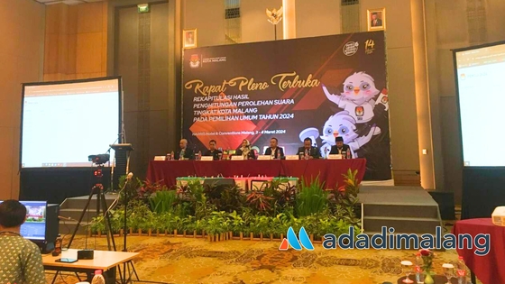 Pelaksanaan Rapat Pleno Rekapitulasi Tingkat Kota Malang berjalan alot (Foto : Agus Yuwono)