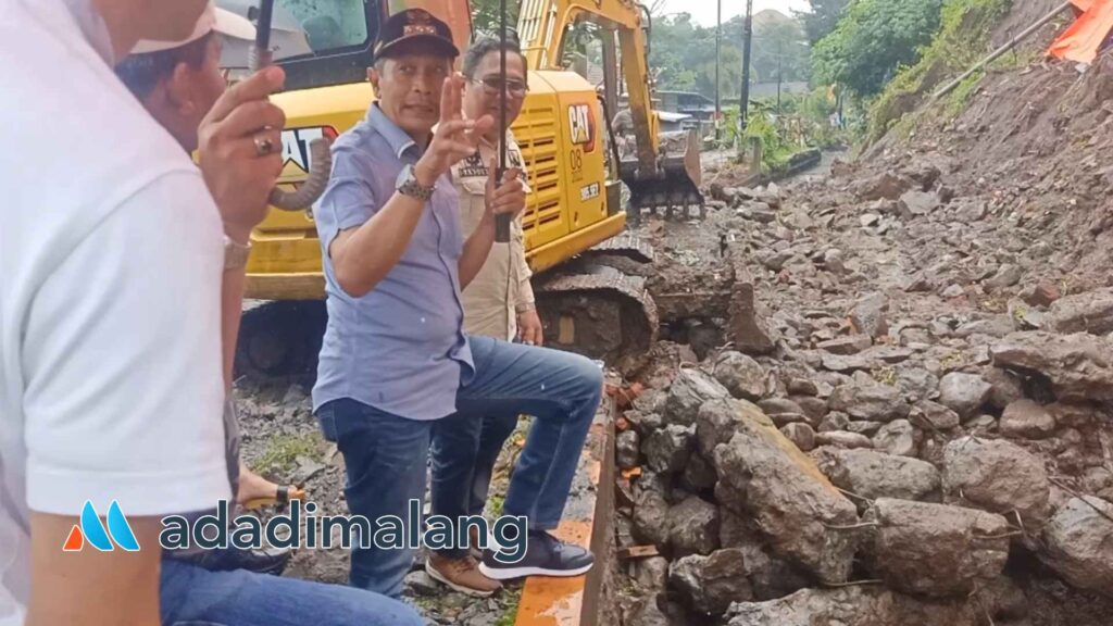 Pj Wali Kota Malang, Dr. Ir. Wahyu Hidayat, MM, saat memantau lokasi bencana longsor di Jalan Terusan Tanjung Putra Yudha V (Foto : Agus Yuwono)
