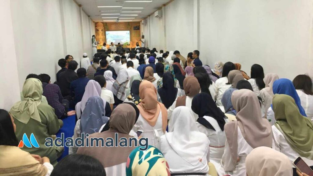 Karyawan dan manajemen BPF Malang dan tamu serta Anak Yatim Piatu berbuka puasa bersama di kantor BPF Malang (Foto : Agus Yuwono)