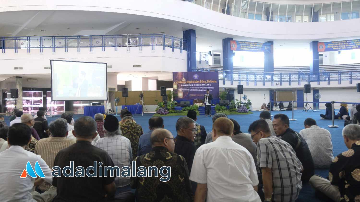 Kegiatan Halal Bihalal Polinema yang digelar di hari pertama masuk kerja hari ini juga diisi siraman rohani dari salah satu ustadz Malang (Foto : Istimewa)
