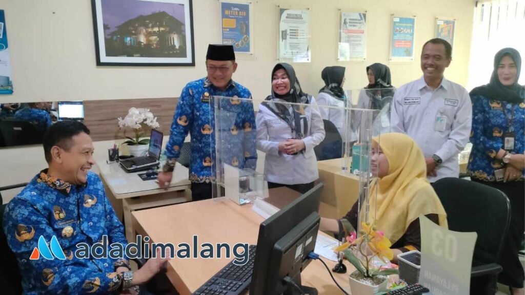 Pj Wali Kota Malang, Dr. Ir. Wahyu Hidayat MM saat berdialog bersama pelanggan Perumda Tugu Tirta yang sedang membayar tagihan air (Foto : Agus Yuwono)