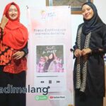 Dosen Humaniora UIN Maulana Malik Ibrahim, Whida Rositama (berbaju merah) kembali meluncurkan single lagunya yang berbahasa inggris bersama mahasisiwanya yakni Qarina Vitri Aulia sebagai backing vocal (Foto : Agus Yuwono)