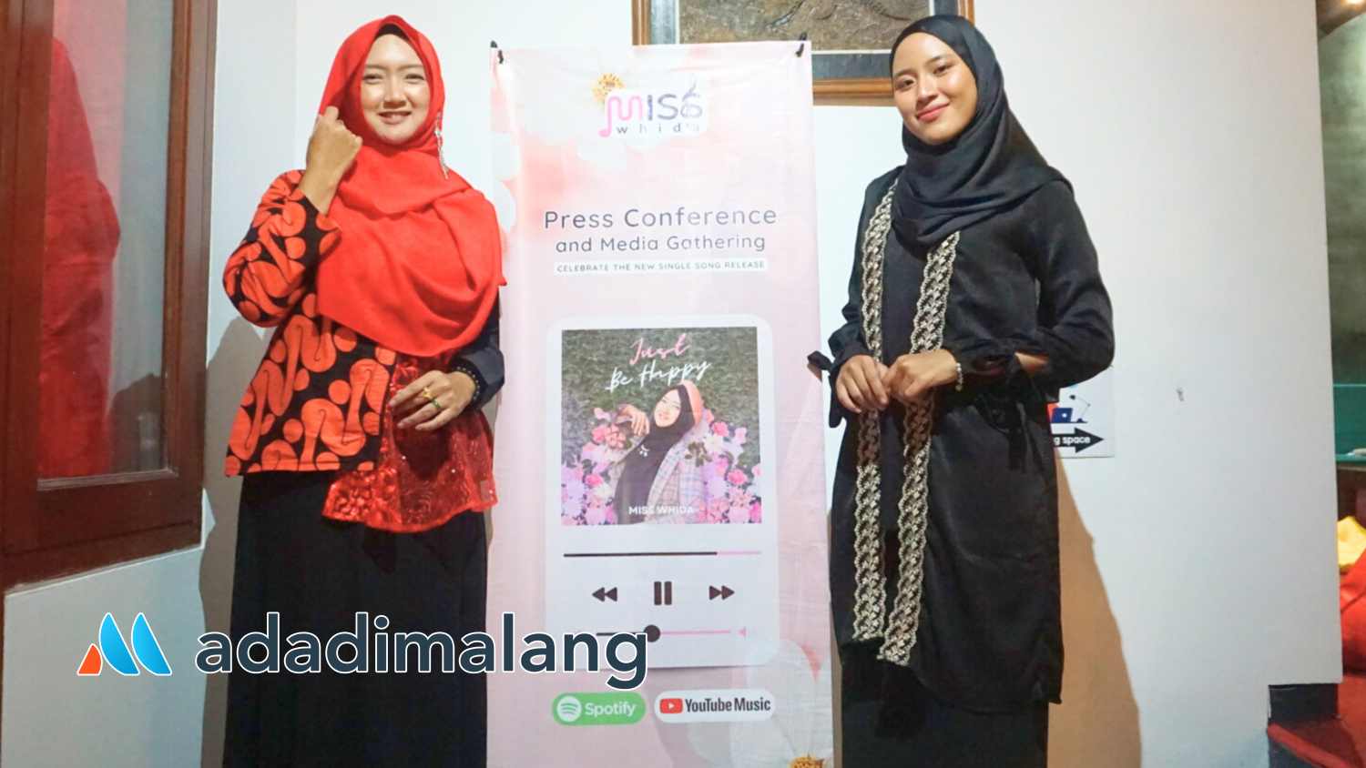 Dosen Humaniora UIN Maulana Malik Ibrahim, Whida Rositama (berbaju merah) kembali meluncurkan single lagunya yang berbahasa inggris bersama mahasisiwanya yakni Qarina Vitri Aulia sebagai backing vocal (Foto : Agus Yuwono)