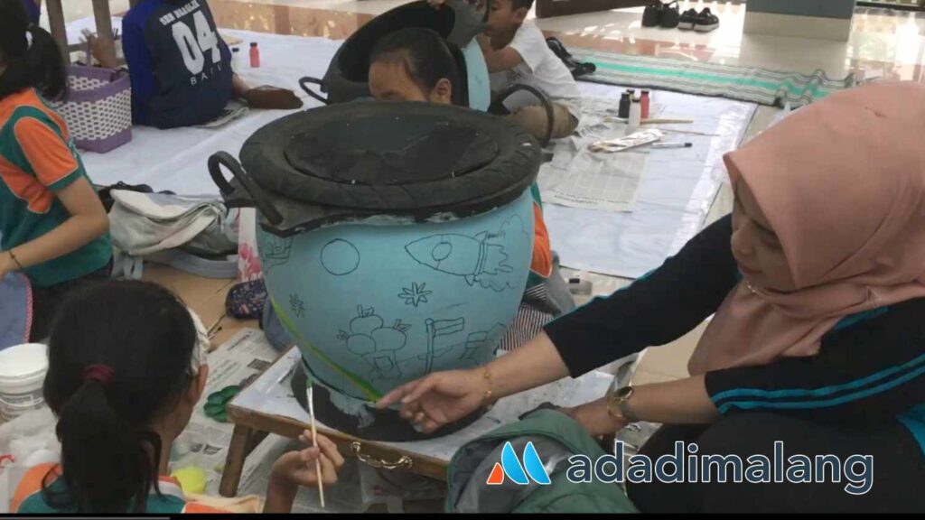 Pj Penggerak PKK Kota Batu, Dwi Mardiana Susilawati Aries Agung Paewai saat berinteraksi dengan peserta lomba melukis dan mewarnai tempat sampah (Foto : Agus Yuwono)