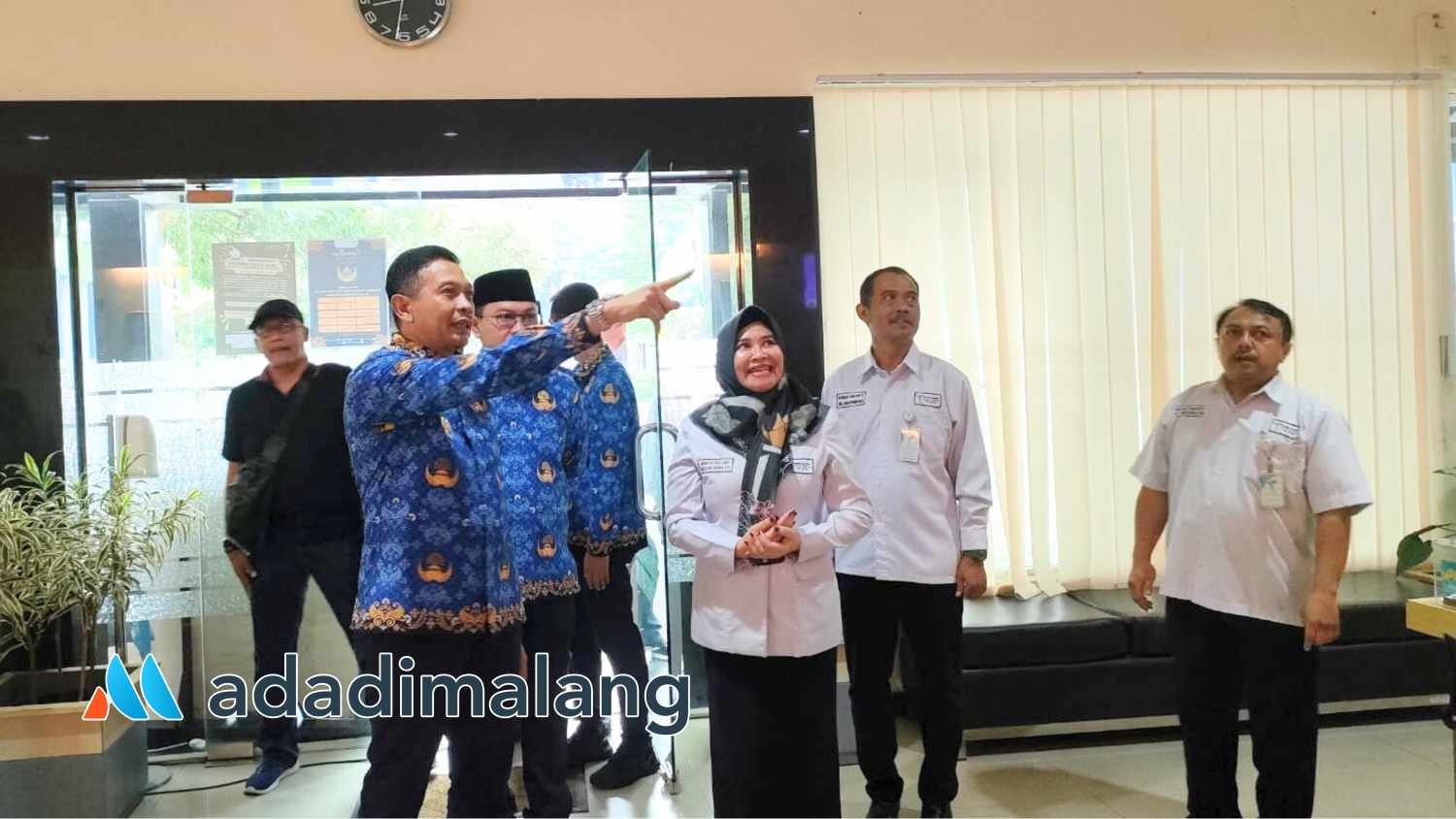 Pj Wali Kota Malang, Dr. Ir. Wahyu Hidayat MM meninjau pelayanan di kantor Perumda Tugu Tirta paska libur Lebaran (Foto : Agus Yuwono)
