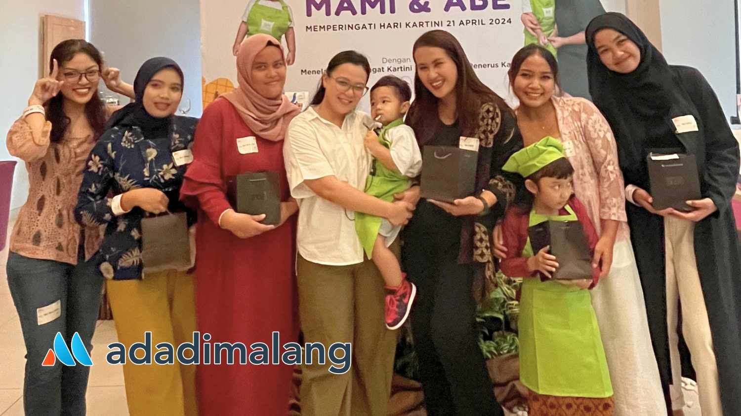 Para peserta lomba memasak ibu dan anak Hotel Ibis Styles saat berfoto bersama dengan selebgram cilik Abe usai kegiatan (Foto : Istimewa)