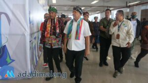 Menteri Koperasi dan UKM, Drs Teten Masduki saat meninjau berbagai fasilitas Malang Creative Center (MCC) didampingi Pj Wali Kota Malang, Dr. Ir. Wahyu Hidayat, MM (Foto : Agus Yuwono)