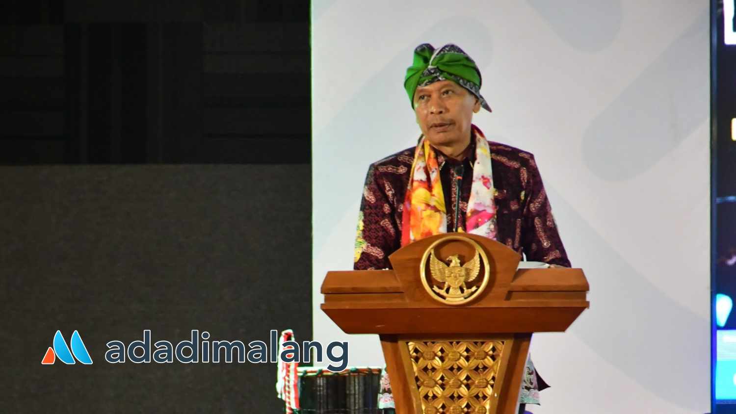 Pj Wali Kota Malang Dr. ir. Wahyu Hidayat, MM memberikan sambutan atas kunjungan Menteri koperasi dan UKM RI Drs Teten Masduki Ke Malang Creative Center (Foto : Agus Yuwono) 
