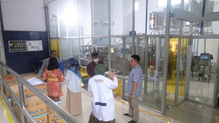 Direktur dan Wakil Direktur bidang Kerjasama Polinema nampak hadir di lokasi pengambilan video promosi teaching factory yang dilakukan di kampus Polinema