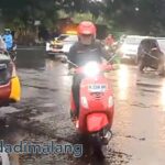 Pj Wali Kota Malang, Dr. Ir. Wahyu Hidayat, MM meninjau beberapa titik kemacetan di kota Malang dengan mengendarai sepeda motor (Foto : Agus Yuwono)