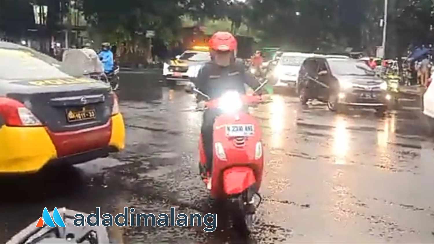 Pj Wali Kota Malang, Dr. Ir. Wahyu Hidayat, MM meninjau beberapa titik kemacetan di kota Malang dengan mengendarai sepeda motor (Foto : Agus Yuwono)