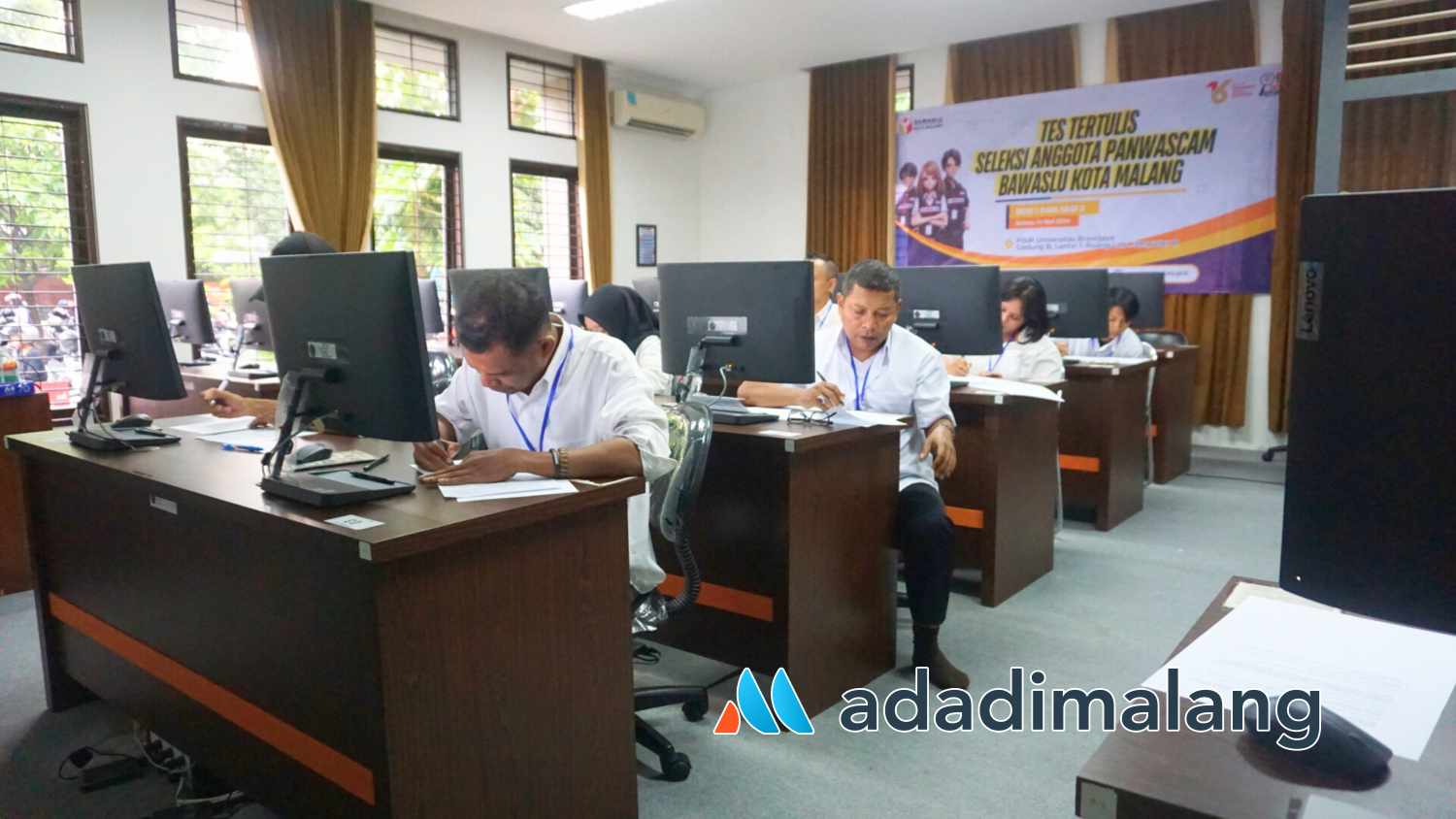 Suasana pelaksanaan Ujian Tertulis Calon Anggota Panwascam Kota Malang yang digelar di Laboratorium FISIP Universitas Brawijaya hari ini (Foto : Agus Yuwono)