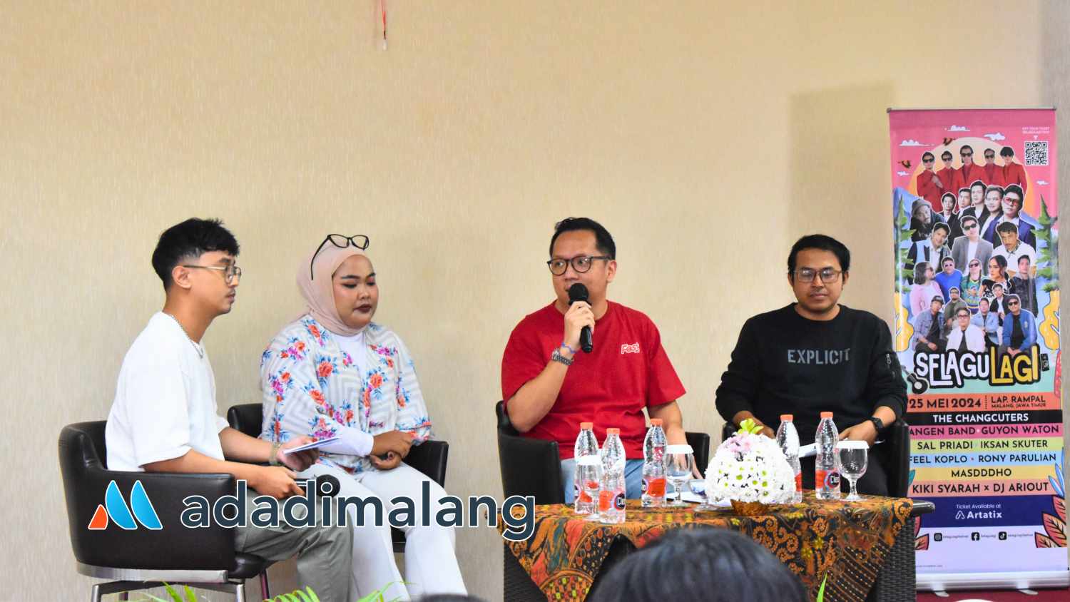 Mario Napindo selaku Tim HoldingFest.ID saat memberikan penjelasan dalam sesi konferensi Pers pelaksanaan Selagu Lagi Festival di Kota Malang siang hari tadi (Foto : Agus Yuwono)