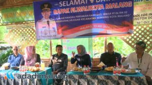 Pj Wali Kota Malang Dr. Ir. Wahyu Hidayat, MM saat berdialog bersama warga sebelum meresmikan Kampung Semar (Foto : Agus Yuwono)