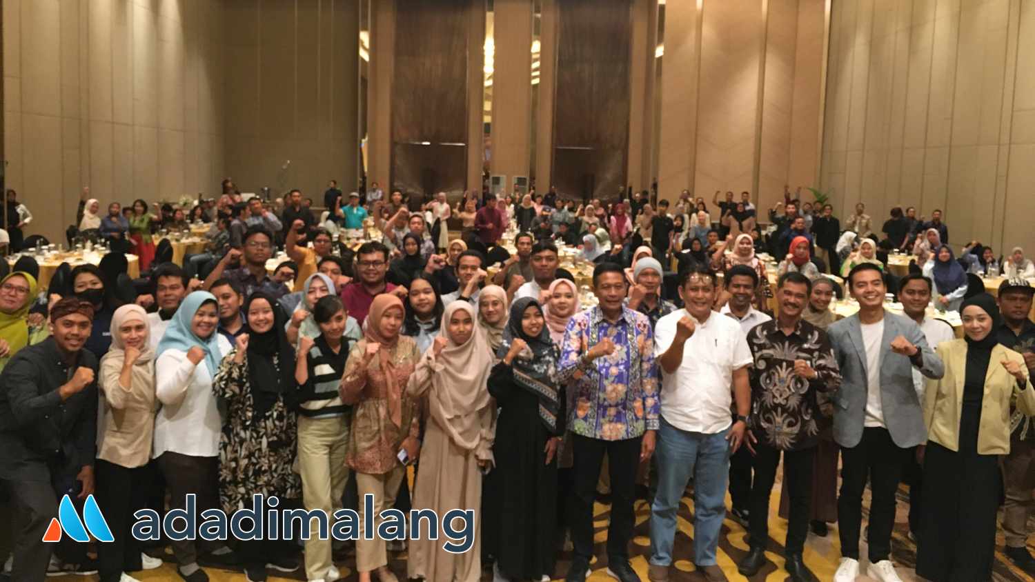 118 peserta pelatihan pengelolaan media sosial bersama dengan Pj Wali Kota Malang dan Kadiskominfo Kota Malang di sela-sela kegiatan pelatihan pagi tadi (Foto : Agus Yuwono)