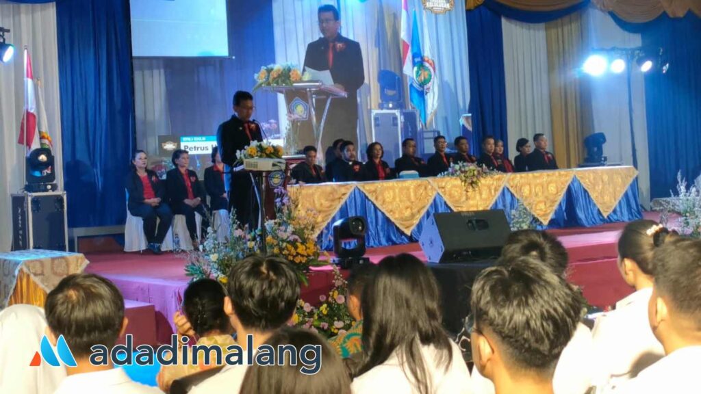 Kepala Sekolah SMAK Kosayu Malang, Petrus Harjanto, MPd saat menyampaikan sambutan dan ucapan terimakasih kepada orang tua siswa kelas XII yang dinyatakan lulus (Foto : Agus Yuwono)