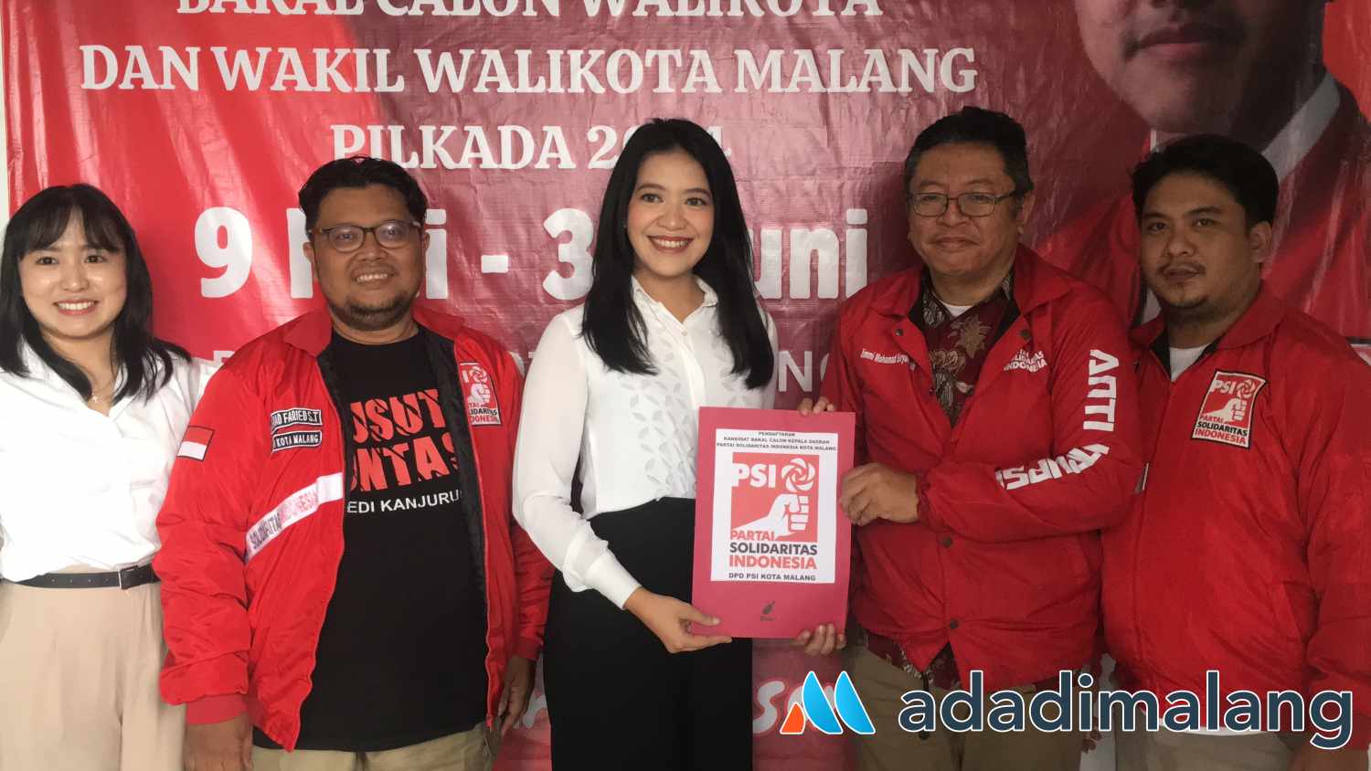 dr Ragilda Rachma, S.Ked saat menyerahkan formulir yang telah dilengkapi berkas-berkas persyaratannya kepada Ketua Desk Pilkada Kota Malang (Foto : Agus Yuwono)