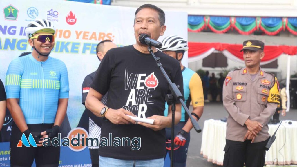 Pj Wali Kota Malang, Dr. Ir. Wahyu Hidayat, MM saat memberikan semangat dalam ajang 'Rolling Into 110 Years: Join Malang's Bike Festivity' yang diharapkan dapat memperkuat semangat Sport Tourism di Kota Malang