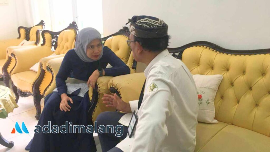 Kepala Kantor Perwakilan Bank Indonesia (KPwBI) Malang, Febrina saat berdialog bersama Pembina Lingkungan Tingkat Nasional asal Kota Malang Ir Bambang Irianto yang merupakan inisiator Kampung 3G dan Pembina Kampung Semar Arjosari (Foto : Agus Yuwono)