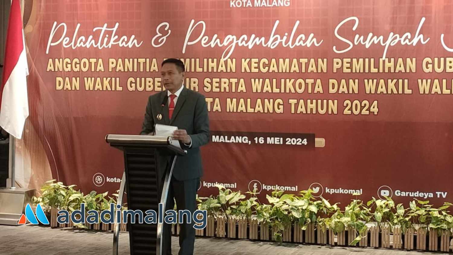 Pj Wali Kota Malang, Dr. Ir. Wahyu Hidayat, MM memberikan pesan agar para anggota PPK Kota Malang yang baru dilantik dapat bekerja secara profesional (Foto : Agus Yuwono)