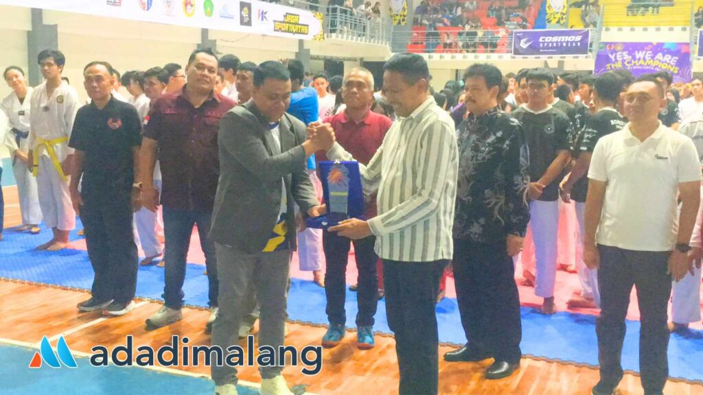 Pj Wali Kota Malang, Dr. Ir. Wahyu Hidayat, MM saat menerima cinderamata dari panitia Kejuaraan Tae Kwon Do Piala Pj Wali Kota Malang (Foto : Agus Yuwono)