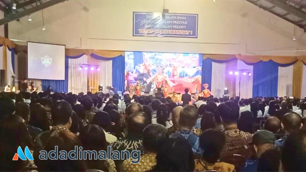 Siswa Kelas XII dan orang tua siswa Sekolah SMAK Kosayu Malang menghadiri Upacara Kelulusan Siswa SMAK Kosayu Malang angkatan 68 (Foto : Agus Yuwono)