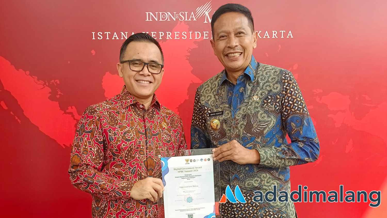 Pj Wali Kota Malang Wahyu Hidayat bersama dengan Menteri Pendayagunaan Aparatur Negara dan Reformasi Birokrasi (PANRB), Abdullah Azwar Anas saat menerima penghargaan Digital Government Award (GDA)