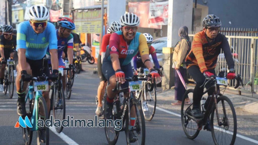 Sekretaris Daerah Kota Malang, Erik Setyo Santoso, ST., MT., nampak turut serta gowes di ajang 'Rolling Into 110 Years: Join Malang's Bike Festivity' di kota Malang ini