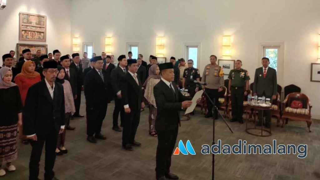 Anggota PPK Kota Malang membacakan Pakta Integritas usai dilantik oleh Ketua KPU Kota Malang (Foto : Agus Yuwono)
