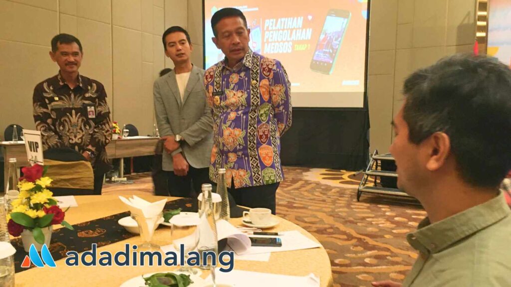 Didamping Kadiskominfo Kota Malang, M. Nurwidianto, S.Sos, Pj Wali Kota Malang,Dr. Ir. Wahyu Hidayat, MM., berdialog bersama penyandang disabilitas mata yang juga menjadi peserta pelatihan pengelolaan media sosial Diskominfo Kota Malang hari ini (Foto : Agus Yuwono)