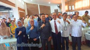 Pj Wali Kota Malang, Dr. Ir. Wahyu Hidayat, MM bersama Wakil Rektor I dan Dekan Fakultas Teknik Universitas Brawijaya serta Bambang Irianto usai menyambut kunjungan mahasiswa dan staf dari National University of Singapore ke Glintung Go Green (Foto : Agus Yuwono)