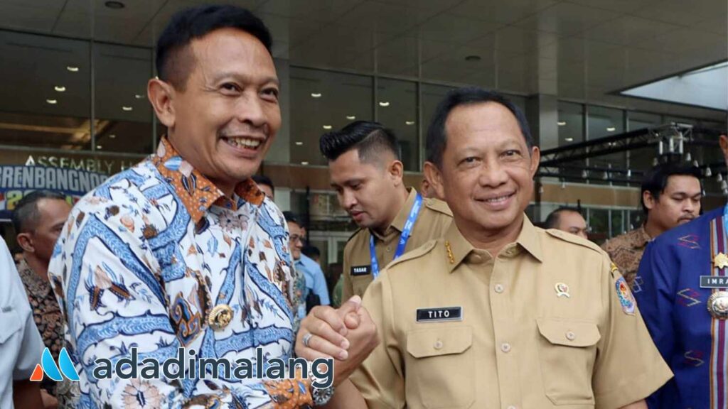 Pj Wali Kota Malang, Dr. Ir. Wahyu Hidayat, MM bersama dengan Menteri Dalam Negeri Jenderal Polisi (Purn.) Prof. Drs. H. Muhammad Tito Karnavian, B.A., M.A., Ph.D.usai menerima Penghargaan PPD di Jakarta