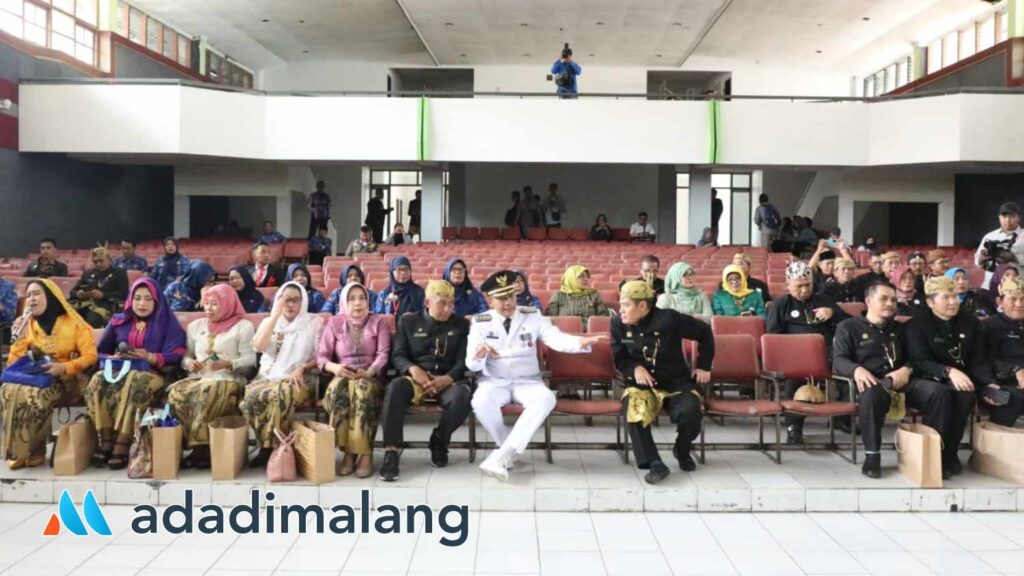 Pj Wali Kota Malang, Dr. Ir. Wahyu Hidayat, MM saat melakukan napak tilas dengan mengunjungi Gedung Kesenian Gajayana