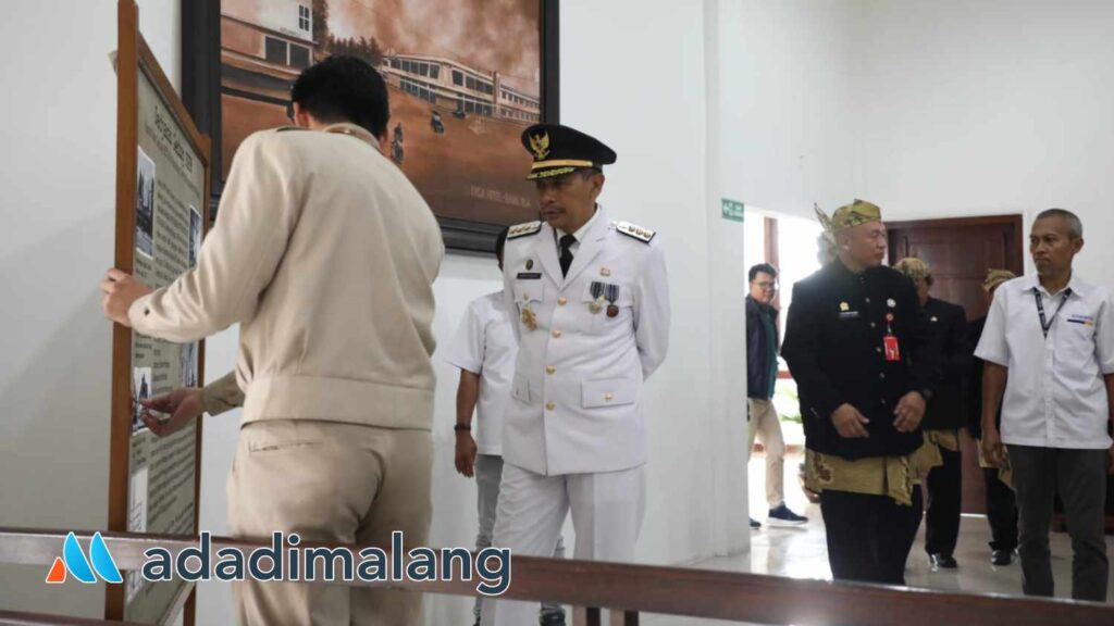 Pj Wali Kota Malang, Dr. Ir. Wahyu Hidayat, MM saat mengunjungi gedung KPPN di Kota Malang yang merupakan salah satu gedung bersejarah dan cagar budaya saat ini