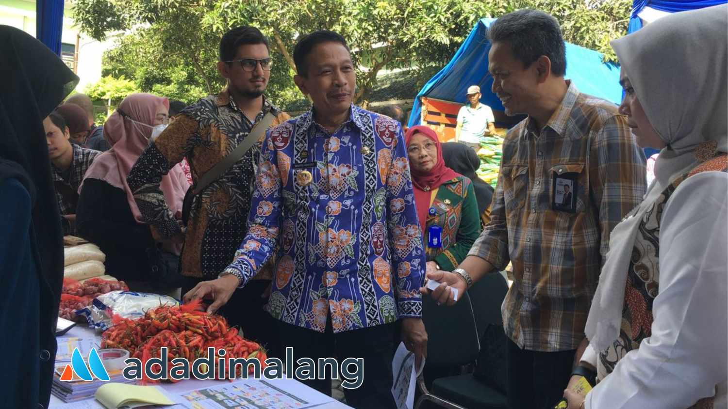 Di momen GPM di Kantor Kecamatan Blimbing, Pj Wali Kota Malang Dr. Ir. Wahyu Hidayat, MM berdialog bersama pedagang dan Dirut Tugu Aneka Usaha terkait stok dan harga cabai di Kota Malang (Foto : Agus Yuwono)