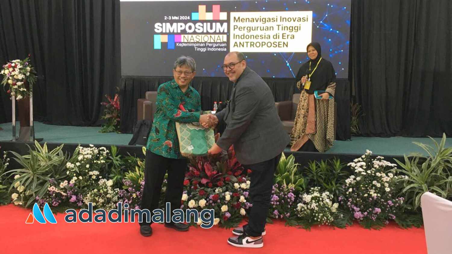 Ketua STIE Malangkuçeçwara, Drs Bunyamin, MM., Ph.D menyerahkan cinderamata kepada salah satu narasumber simposium (Foto : Agus Yuwono)