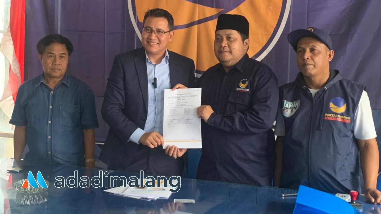 Ardantya Syahreza saat menyerahkan surat pendaftarannya sebagai bakal Calon Wali Kota Malang ke kantor DPD Partai Nasdem Kota Malang hari ini (Foto : Istimewa)