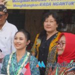 Ketua Tim Penggerak PKK Kampung Damai Seberang, Kecamatan Damai, Kabupaten Kutai Barat, Kalimantan Timur, Benedikta Nemi (mengenakan seragam PKK dan berkalung Melati) saat mengunjungi Wonosari Go Green pagi tadi (Foto : Agus Yuwono)