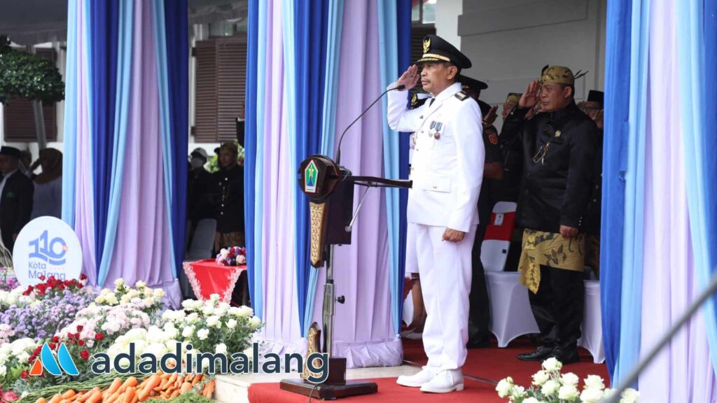 Pj Wali Kota Malang, Dr. Ir. Wahyu Hidayat, MM saat menjadi Inspektur Upacara Hari Jadi Ke-110 Kota Malang