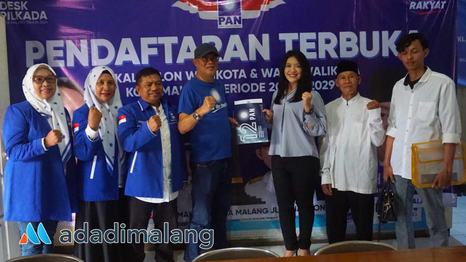 dr Ragilda Rachma, S.Ked saat menyerahkan Formulir Pendaftaran ke DPD Partai Amanat Nasional (PAN) Kota Malang sore hari tadi (Foto : Agus Yuwono)